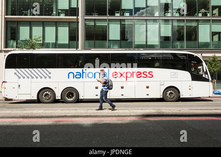 Ein National Express Bus in der Nähe von Victoria Coach Station, Victoria, London, England, Großbritannien Stockfoto