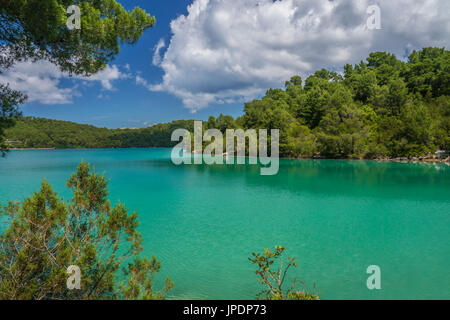 Schöne Landschaft Szene mit türkis-blaue Farbe der Salzwassersee auf Mljet Insel, Dalmatien, Adria, Kroatien. Stockfoto