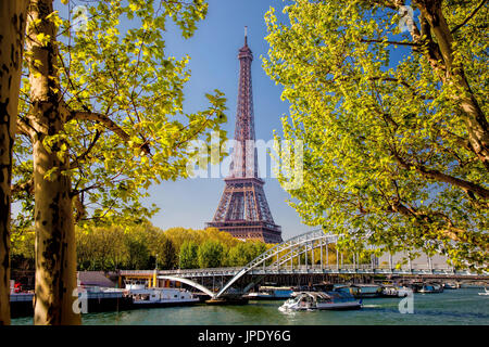 Eiffelturm mit Boot auf der Seine in Paris, Frankreich Stockfoto