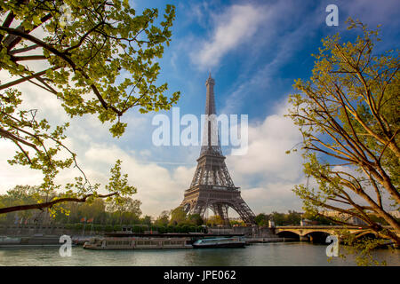 Eiffelturm mit Boot auf der Seine in Paris, Frankreich Stockfoto