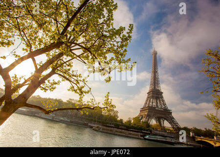 Eiffelturm mit Boot auf der Seine in Paris, Frankreich Stockfoto