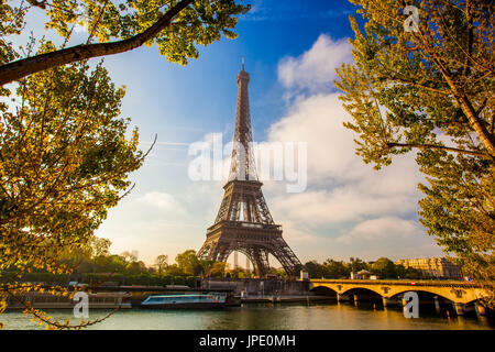 Eiffelturm mit Boot auf der Seine in Paris, Frankreich Stockfoto