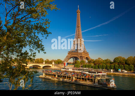 Eiffelturm mit Boot auf der Seine in Paris, Frankreich Stockfoto