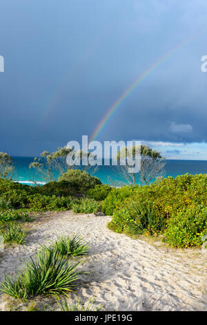 Regenbogen und stürmischen Himmel über Seven Mile Beach, Forster, New-South.Wales, NSW, Australien Stockfoto