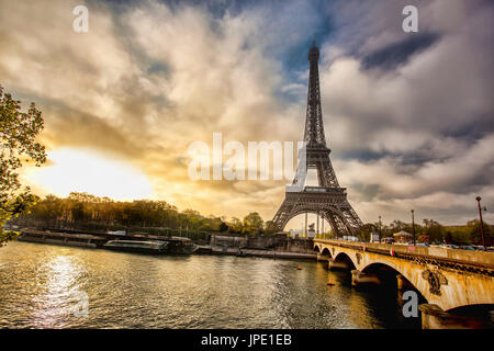 Eiffelturm mit Boot auf der Seine in Paris, Frankreich Stockfoto