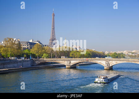 Berühmte Eiffelturm mit Boot auf der Seine in Paris, Frankreich Stockfoto