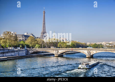 Berühmte Eiffelturm mit Boot auf der Seine in Paris, Frankreich Stockfoto