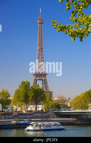 Berühmte Eiffelturm mit Boot auf der Seine in Paris, Frankreich Stockfoto