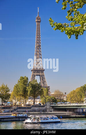 Berühmte Eiffelturm mit Boot auf der Seine in Paris, Frankreich Stockfoto