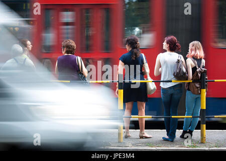 Belgrad, Serbien - 21. Juni 2017: Menschen warten auf die Straßenbahn in der Stadt Verkehr Rush hour Stockfoto