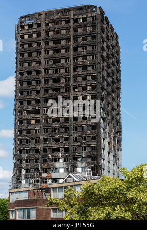 Die verkohlten Überreste von Grenfell Tower, einem Wohngebäude Tower in London. Mindestens 80 Menschen starben nach einem schrecklichen Brand am 14. Juni 2017. Stockfoto