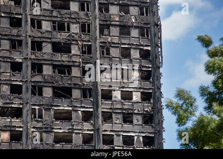 Die verkohlten Überreste von grenfell Tower, ein Wohnturm Block in London. Mindestens 80 Menschen starben nach einem schrecklichen Brand am 14. Juni 2017. Stockfoto