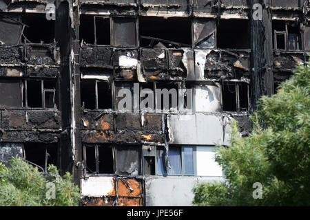 In der Nähe der Überreste von grenfell Tower, einem Wohngebiet Mehrfamilienhaus. Mindestens 80 Menschen starben nach einem schrecklichen Brand am 14. Juni 2017. Stockfoto