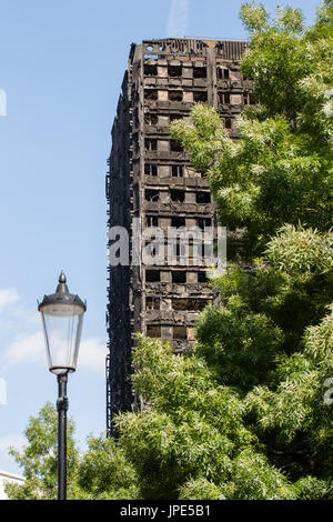 Die verkohlten Überreste von grenfell Tower, ein Wohnturm Block in London. Mindestens 80 Menschen starben nach einem schrecklichen Brand am 14. Juni 2017. Stockfoto