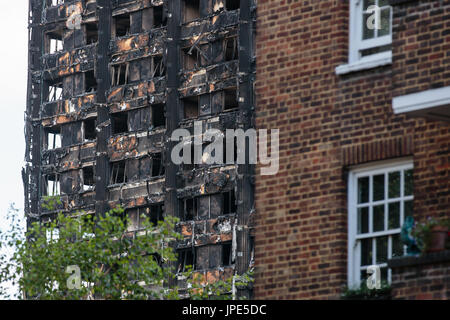 In der Nähe der Überreste von grenfell Tower, einem Wohngebiet Mehrfamilienhaus. Mindestens 80 Menschen starben nach einem schrecklichen Brand am 14. Juni 2017. Stockfoto