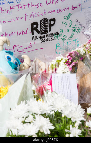 Ehrungen und Beileidsbekundungen an der Wand der Gedenkstätte für die Opfer des Turmes Grenfell Feuer Stockfoto