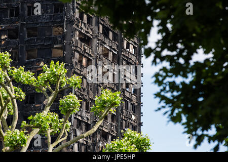 Die verkohlten Überreste von grenfell Tower, ein Wohnturm Block in London. Mindestens 80 Menschen starben nach einem schrecklichen Brand am 14. Juni 2017. Stockfoto