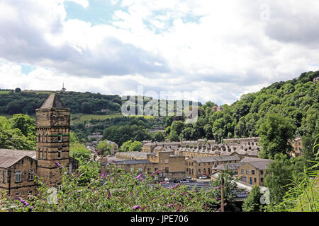 Blick über Dächer und Nutclough Mill, Hebden Bridge, West Yorkshire Stockfoto