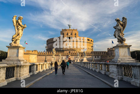 St. Angelo Brücke, Rom, Lazio. Das Mausoleum des Hadrian oder Castel Sant Angelo in der Morgendämmerung, Italien Stockfoto