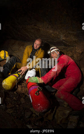 Tauchen in eine Höhle, Ligurien, Italien, Europa. Höhle Taucher Vorbereitung Ausrüstung mit seinem Swimfins und Tauchflaschen. Stockfoto