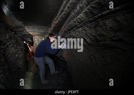 Einer verlassenen Schieferbergwerk in Italien mit einem Höhlenforscher, Fontanabuona Tal, Genua, Italien, Europa Stockfoto