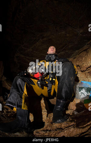 Tauchen in eine Höhle, Ligurien, Italien, Europa. Höhle ruht am Ende der langen unterirdischen Tauchen Taucher. Stockfoto