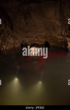 Tauchen in eine Höhle, Ligurien, Italien, Europa. Eine Frau Höhlenforscher, die Dreharbeiten zu der Höhle Scuba Diver. Stockfoto