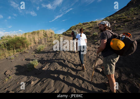 Trekking auf den Gipfel des Vulkans Stromboli Insel, Messina, Sizilien, Italien. Es ist ein langer und harter Weg erreichen den Gipfel des Vulkans. Stockfoto