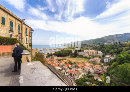 Tropea, Vibo Valentia, Kalabrien. Panoramablick über den Hafen von Tropea Stockfoto