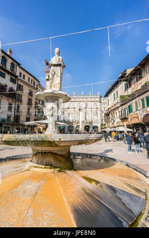 Verona, Veneto, Italien. Piazza Delle Erbe Stockfoto