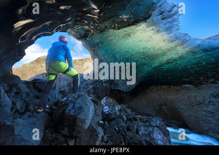 Skaftafell-Nationalpark, Island, Europa. Menschen bewundern die kristallblauen Eishöhle unter dem Vatnajökull-Gletscher im Winter. Stockfoto