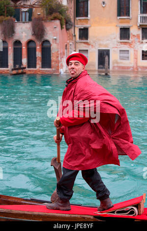 Europa, Italien, Veneto, Venedig Gondoliere in der Maske beim Paddeln entlang des Kanals von Venedig Stockfoto