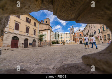 Alte Gebäude und typische Architektur des alten Piazza Federico II Jesi Provinz Ancona Marche Italien Europäischen Stockfoto