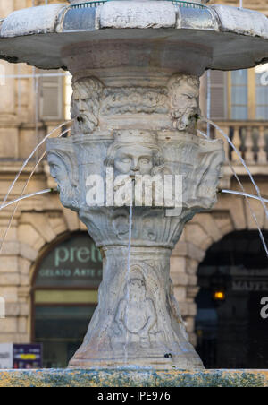 Verona, Italien, Europa. Details der Brunnen auf der Piazza Delle Erbe Stockfoto