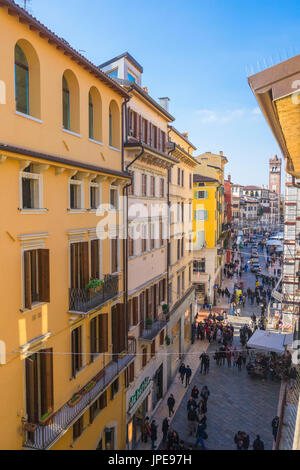 Verona, Veneto, Italien. Via Cappello auf dem Hintergrund Piazza Delle Erbe Stockfoto