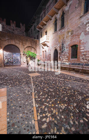 Verona, Veneto, Italien. Haus der Julia bei Nacht Stockfoto