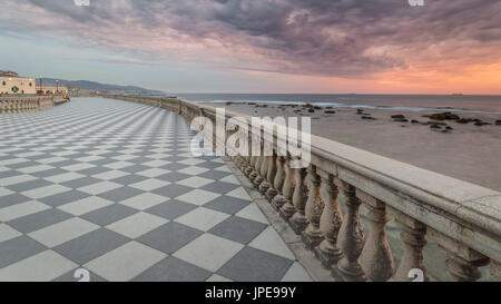 Ein stürmischer Sonnenuntergang am Terrazza Mascagni, Livorno, Toskana, Italien Stockfoto