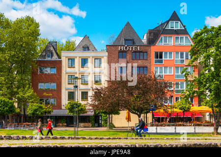 Altstadt (Fischmarkt) mit Häusern und Straßencafés in der Kölner Innenstadt.  Kölner Innenstadt (Köln), Nord Rhein Westfalen, Deutschland, Europa. Stockfoto