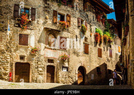 Canale, Tenno, Provinz Trient, Trentino Alto Adige, Italien. Mittelalterliches Dorf auf dem Berg über dem See. Stockfoto