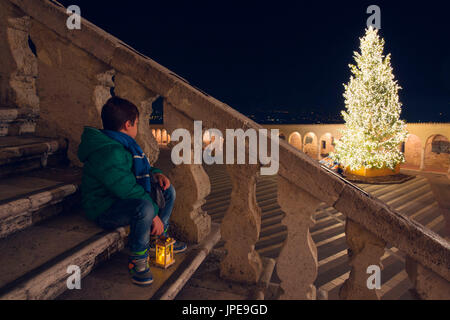 Europa, Italien, Perugia Distict, Assisi. Weihnachtsbaum auf dem Platz Stockfoto