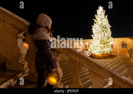 Europa, Italien, Perugia Distict, Assisi. Weihnachtsbaum auf dem Platz Stockfoto