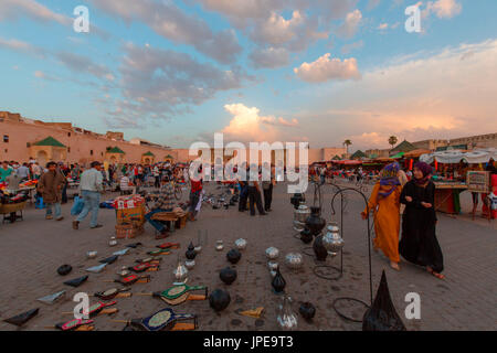 Nordafrika, Marokko, Meknes Bezirk, Medina von Meknes. Meknes bei Sonnenuntergang, El Hedim Square Stockfoto