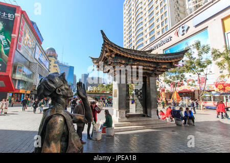 Touristen, die zu Fuß in die Stadt Kunming in China Stockfoto