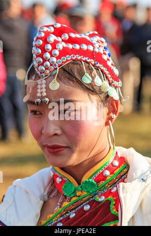 Chinesische Frau in alten chinesischen Kleidung während der Heqing Qifeng Birne Blumenfest, China Stockfoto