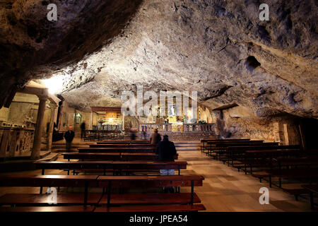 Höhle von San Michele Arcangelo Sanctuary in Monte Angelo Dorf, Gargano, Apulien, Italien Stockfoto