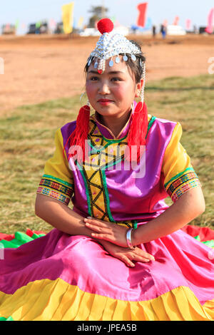 Chinesisches Mädchen in traditionelle chinesische Kleidung während der Heqing Qifeng Birne Blumenfest, China Stockfoto