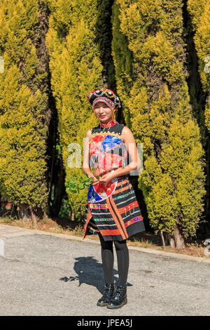 Junges Mädchen gekleidet mit der traditionellen Kleidung der Provinz Yunnan in China Stockfoto