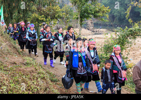 Aborigines von den Bergen von Sapa, in Nord-Vietnam, mit ihrer traditionellen Kleidung gekleidet und in ihrem Dorf zu Fuß Stockfoto