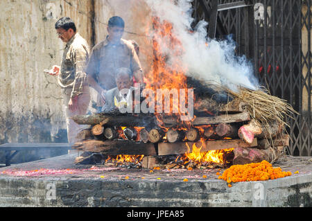 Feuerbestattung-Zeremonie im Pashupatinath Tempel, am Ufer des Bagmati Fluss, Kathmandu, Nepal, Asien Stockfoto