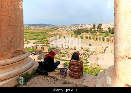 Touristen, die Ruinen des antiken Jerash zu bewundern. Gerasa, Jordanien Stockfoto